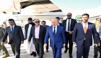 رئيس مجلس القيادة يعود إلى عدن ويؤكد المضي في الإصلاحات ومعالجة الاختلالات في تحصيل الإيرادات