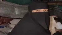 بعد قطع المليشيا رواتبها.. الفنانة دلال محمد علي تفترش رصيف صنعاء برفقة أبنائها